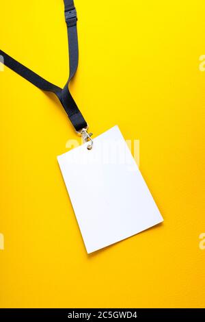 Weißer Papiersack auf gelbem Hintergrund, Lanyard Mockup Stockfoto