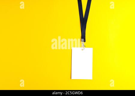 Weißer Papiersack auf gelbem Hintergrund, Lanyard Mockup Stockfoto