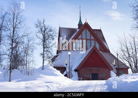 Kiruna Kirche in Form einer Sami goahti in Kiruna, Schweden, und ist eines der größten Holzgebäude Schwedens. Neugotischer Stil Stockfoto