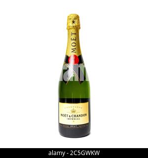 Sankt-Petersburg, Russland - 30. Dezember 2019: Flasche Champagner Moet & Chandon. Studio Shot isoliert auf weiß Stockfoto