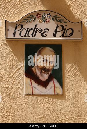 Birgu (Vittoriosa). Malta. Eine Keramikplatte mit Porträt von Padre Pio an der Hauswand. Stockfoto