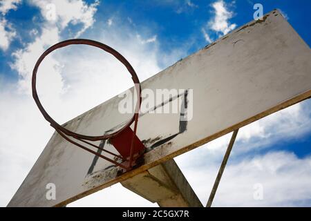 Alten Basketballkorb Stockfoto