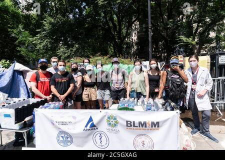 New York, Usa. Juli 2020. Mitglieder der Student National Medical Association brachten am 2. Juli 2020 Wasser, Gesichtsmasken und Desinfektionsmittel für Demonstranten, die weiterhin Bereich neben dem Rathaus in New York besetzen. Quelle: SIPA USA/Alamy Live News Stockfoto