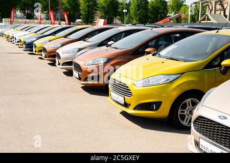 Riga, Lettland - 15. Mai 2018: Lebendige neue Autos zum Verkauf Los Reihe in Riga Lettland, gegen blauen Himmel bei Sonnenaufgang Stockfoto
