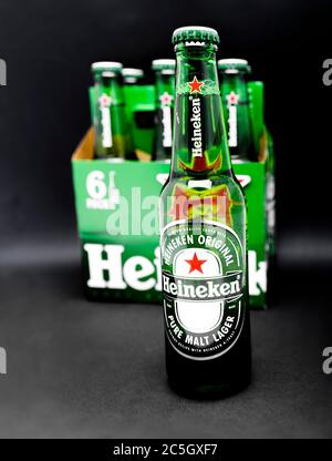 Sankt-Petersburg, Russland, Fenruary 02, 2020: Sechs Pack Heineken helles Lagerbier auf schwarzem Hintergrund mit einer Flasche im Vordergrund im Fokusstud Stockfoto