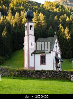 Wunderbare sonnige Landschaft der Dolomiten. St. Johann Kirche, Santa Maddalena, Val di Funes, Dolomiten, Italien. Erstaunliche Natur Hintergrund Stockfoto