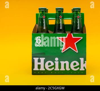 Sankt-Petersburg, Russland, Fenruar 02, 2020: Sechs Pack Heineken helles Lagerbier auf gelbem Grund Stockfoto