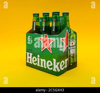 Sankt-Petersburg, Russland, Fenruar 02, 2020: Sechs Pack Heineken helles Lagerbier auf gelbem Grund Stockfoto