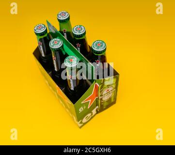 Sankt-Petersburg, Russland, Fenruar 02, 2020: Sechs Pack Heineken helles Lagerbier auf gelbem Grund Stockfoto