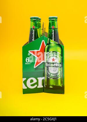 Sankt-Petersburg, Russland, Fenruar 02, 2020: Sechs Pack Heineken helles Lagerbier auf gelbem Grund Stockfoto