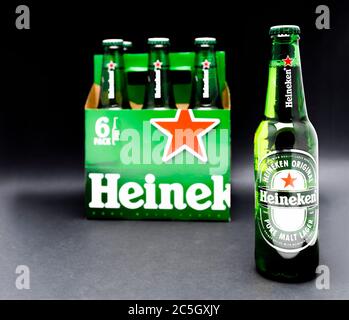 Sankt-Petersburg, Russland, Fenruar 02, 2020: Sechs Pack Heineken helles Lagerbier auf schwarzem Hintergrund Stockfoto