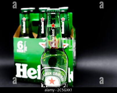 Sankt-Petersburg, Russland, Fenruary 02, 2020: Sechs Pack Heineken helles Lagerbier auf schwarzem Hintergrund mit einer Flasche im Vordergrund im Fokusstud Stockfoto