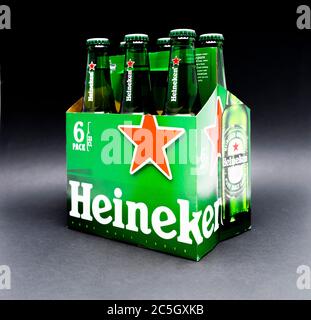 Sankt-Petersburg, Russland, Fenruar 02, 2020: Sechs Pack Heineken helles Lagerbier auf dunkelschwarzem Hintergrund Stockfoto