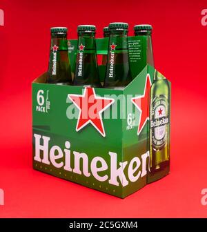 Sankt-Petersburg, Russland, Fenruar 02, 2020: Sechs Pack Heineken Light Lagerbier auf rotem Hintergrund mit einer Flasche im Vordergrund im FOCUS Studio Stockfoto