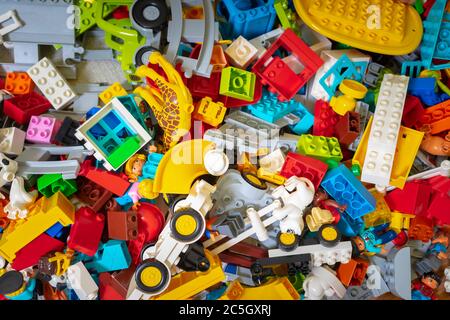 Farbige Spielzeugsteine für Kinder auf dem Boden Hintergrund. Spielen in Kunststoff lego Konzept. Stücke und Elemente von Konstruktor Spielzeug. Stockfoto