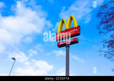 Finnland, Kotka - 18. Februar 2020: McDonald's Restaurant Fast Food Schild. Fahren Sie hinein oder fahren Sie durch, mcauto Service Schild. Die McDonald's Corporation ist Stockfoto