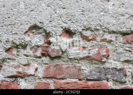 Stück Ziegelwand, rauer Hintergrund, rauer Putz. Stockfoto