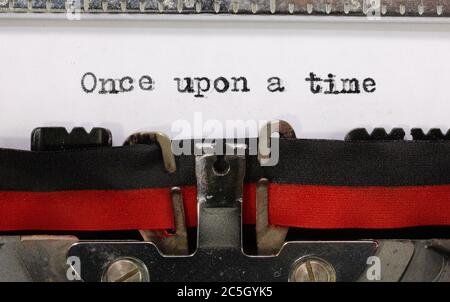Text Es war einmal auf weißem Papier einer alten Vintage-Schreibmaschine Stockfoto