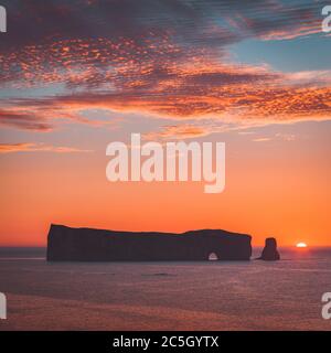 Rocher Perce, Gaspesie, Kanada - der Rocher Percé ist eine riesige, schiere Felsformation im Golf von St. Lawrence an der Spitze der Gaspé-Halbinsel in Qu Stockfoto