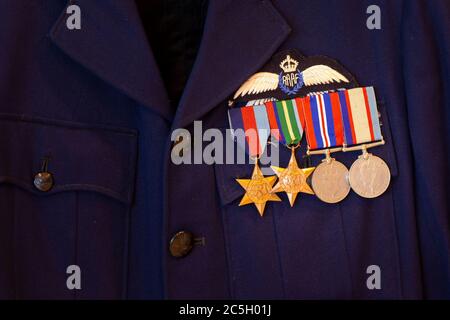 Vier Dienstmedaillen des Zweiten Weltkriegs auf einer Uniformjacke der Royal Australian Air Force, die Medaillen sind thee 1939-45 Star, Pacific Star, war Medal und die aus Stockfoto