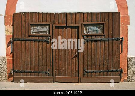 Altes Holztor im Sandsteinbogen Stockfoto