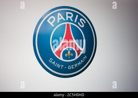 Paris , seine / Frankreich - 06 20 2020 : psg Logo an der Wand des Paris Saint Germain Fußballvereins Stockfoto