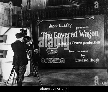 Dreharbeiten zur Titelkarte für J. WARREN KERRIGAN und LOIS WILSON im PLANWAGEN 1923 Regisseur JAMES CRUZE Roman Emerson Hough Silent Filmproduzent Jesse L. Lasky Paramount Pictures Stockfoto