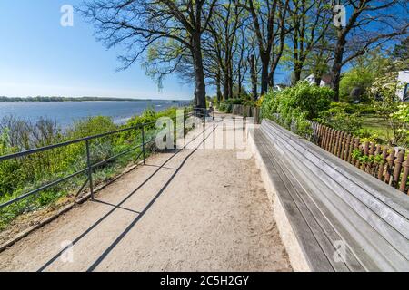 Bank im idyllischen Park am Elbufer Stockfoto