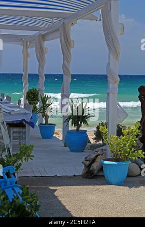 Skala Fourkas, Chalkidiki/Griechenland – 6. August 2015: Traditionelle griechische Taverne an der ägäischen Küste Stockfoto