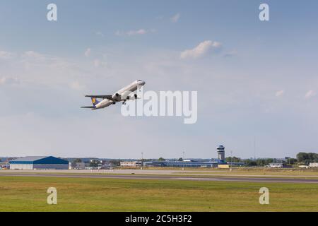 Danzig, Polen- 03. August 2015: Lufthansa-Fluglinie startet von der Start- und Landebahn des Flughafens. Der Flughafen Lech Walesa in Danzig. Stockfoto