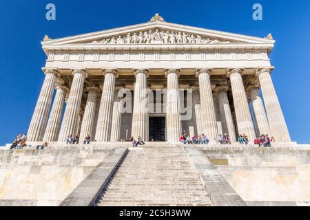 Nahaufnahme / Vorderansicht von Walhalla - Hall of Fame deutscher Persönlichkeiten. Blick auf Treppen und Säulen / Säulen. Beispiel des Klassizismus. Denkmal. Stockfoto