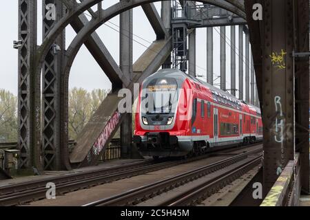 Main-Spessart-Express auf der Deutschherrnbrücke. Rot gefärbte Bahn der Deutschen Bahn (DB) auf einer Stahlbaubrücke. Stockfoto