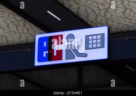 Blick auf EC (Electronic Cash) Logo / Neon-Schild mit Tastatur und eine Figur mit einer Karte. Stockfoto