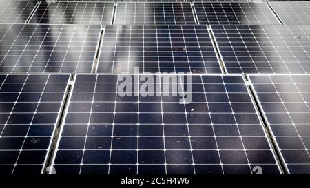 Nahaufnahme von Solarzellen im Freien in der Sonne Stockfoto