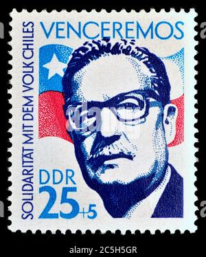 Briefmarke Ostdeutschland (1973) : Salvador Guillermo Allende Gossens (1908 – 1973) chilenischer Sozialist Politiker und Arzt, Präsident von Chile fr Stockfoto