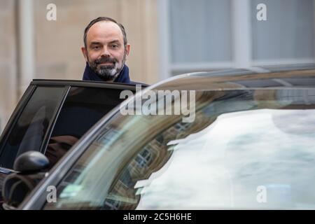 (200703) -- PARIS, 3. Juli 2020 (Xinhua) -- das am 29. Februar 2020 aufgenommene Aktenfoto zeigt Edouard Philippe, der nach einer Kabinettssitzung in Paris, Frankreich, den Elysee-Palast verlässt. Der französische Premierminister Edouard Philippe hat seinen Rücktritt vor einer Regierungsumbildung vorgelegt, sagte der Elysee Palace am Freitag. (Foto von Aurelien Morissard/Xinhua) Stockfoto