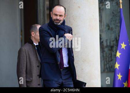 (200703) -- PARIS, 3. Juli 2020 (Xinhua) -- das am 29. Februar 2020 aufgenommene Aktenfoto zeigt Edouard Philippe, der nach einer Kabinettssitzung in Paris, Frankreich, den Elysee-Palast verlässt. Der französische Premierminister Edouard Philippe hat seinen Rücktritt vor einer Regierungsumbildung vorgelegt, sagte der Elysee Palace am Freitag. (Foto von Aurelien Morissard/Xinhua) Stockfoto