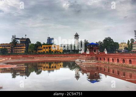 Kathmandu, Nepal. Juli 2020. Der Rekonstruktionsort des historischen Ranipokhari-Teiches ist nach einem Regen in Kathmandu, der Hauptstadt Nepals, am 3. Juli 2020 zu sehen. Der Wiederaufbau des Ranipokhari-Teiches befindet sich auf der letzten Etappe, die während des schweren Erdbebens im April 2015 schwer beschädigt wurde und im 17. Jahrhundert erbaut wurde. Kredit: Sunil Sharma/ZUMA Wire/Alamy Live Nachrichten Stockfoto