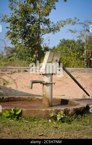Alte Hand betriebene Wasserpumpe in ländlichen Indien Stockfoto
