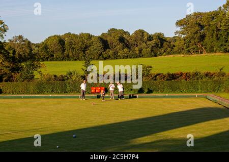 Cardiff, Wales, Großbritannien. Juli 2020. Ein zwangloses abendliches Bowlingspiel wird im St Fagans Cricket and Bowls Club in Cardiff, Wales, gespielt, wo die Einschränkungen für die Sperrung durch Coronaviren immer weiter nachlassen. Kredit: Mark Hawkins/Alamy Live Nachrichten Stockfoto