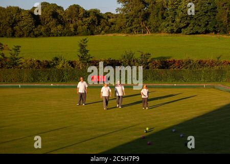 Cardiff, Wales, Großbritannien. Juli 2020. Ein zwangloses abendliches Bowlingspiel wird im St Fagans Cricket and Bowls Club in Cardiff, Wales, gespielt, wo die Einschränkungen für die Sperrung durch Coronaviren immer weiter nachlassen. Kredit: Mark Hawkins/Alamy Live Nachrichten Stockfoto