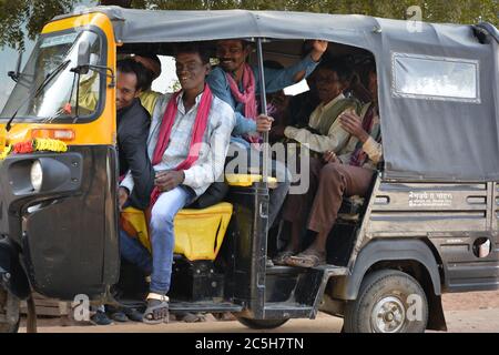 TIKAMGARH, MADHYA PRADESH, INDIEN - 12. NOVEMBER 2019: Indische Dorfbewohner sitzen zusammen in Auto-Rikscha. Stockfoto