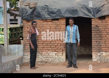 TIKAMGARH, MADHYA PRADESH, INDIEN - 15. NOVEMBER 2019: Zwei indische Farmer auf dem Land, die die Kamera betrachten. Stockfoto