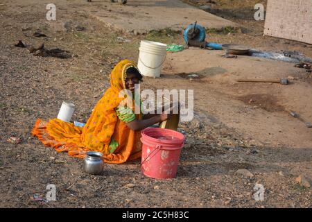 TIKAMGARH, MADHYA PRADESH, INDIEN - 12. NOVEMBER 2019: Traditionelle indische Frau in Sari-Kostümen, eine indische ländliche Szene. Stockfoto