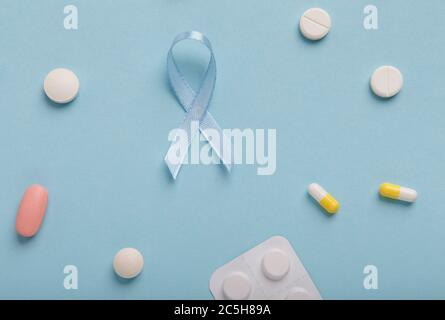 Realistisches Blaues Awareness Ribbon, Welt Prostatakrebs Tag Stockfoto