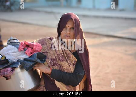 TIKAMGARH, MADHYA PRADESH, INDIEN - 12. NOVEMBER 2019: Traditionelle indische Frau in Sari-Kostümen, eine indische ländliche Szene. Stockfoto