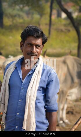 TIKAMGARH, MADHYA PRADESH, INDIEN - 15. NOVEMBER 2019: Portrait eines unbekannten indischen Mannes in ihrem Dorf Tikamgarh, Madhya pradesh, Indien Stockfoto