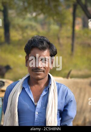 TIKAMGARH, MADHYA PRADESH, INDIEN - 15. NOVEMBER 2019: Portrait eines unbekannten indischen Mannes in ihrem Dorf Tikamgarh, Madhya pradesh, Indien Stockfoto