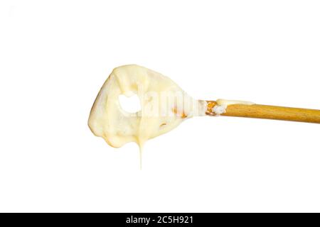 Kuchenmischung auf einem Holzlöffel, isoliert auf weißem Hintergrund Stockfoto