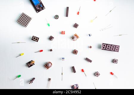 Mikroelektronik arduino DIY-Komponenten auf einem hellen Hintergrund, Draufsicht, Kopierraum. Mikrocontroller, Platinen, Sensoren, leds, Controller Stockfoto